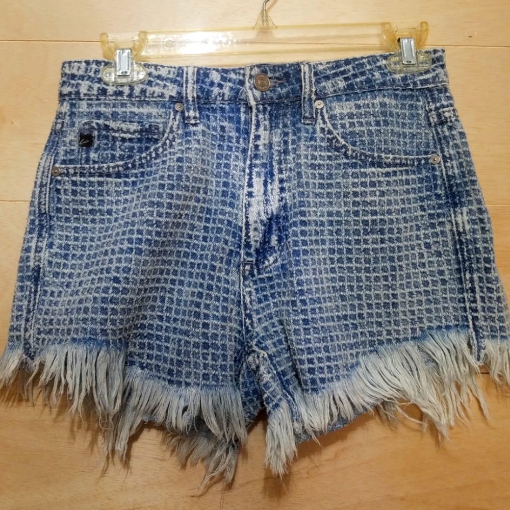 Kan Can distressed short